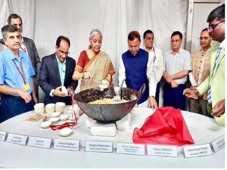 Budget 2024 Nirmala Sitharaman Takes Part In Pre Budget Halwa Ceremony check details Halwa Ceremony took place before the Budget, Finance Minister Nirmala Sitharaman made the officials sweet, Business News