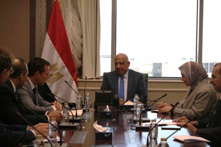 Arab Finance – Electricity discusses cooperation with Schneider in the areas of improving service quality and governance